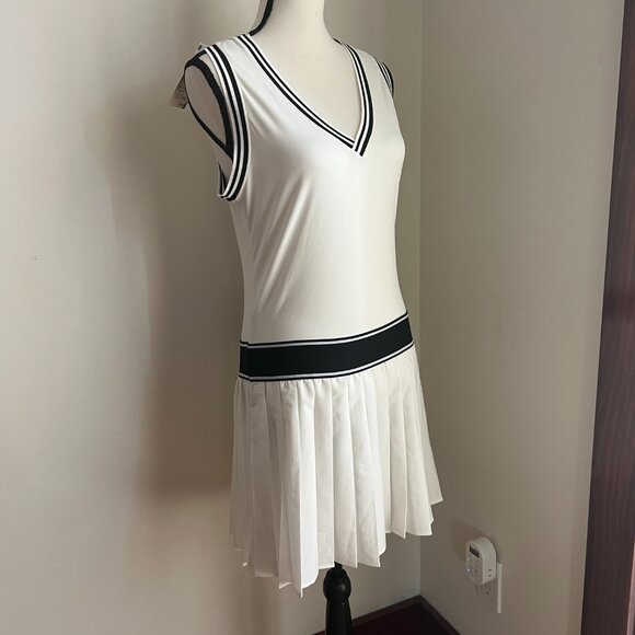 New Sleeveless VNeck Black White Sporty Tennis Dress by Halara Size M - Picture 3 of 11